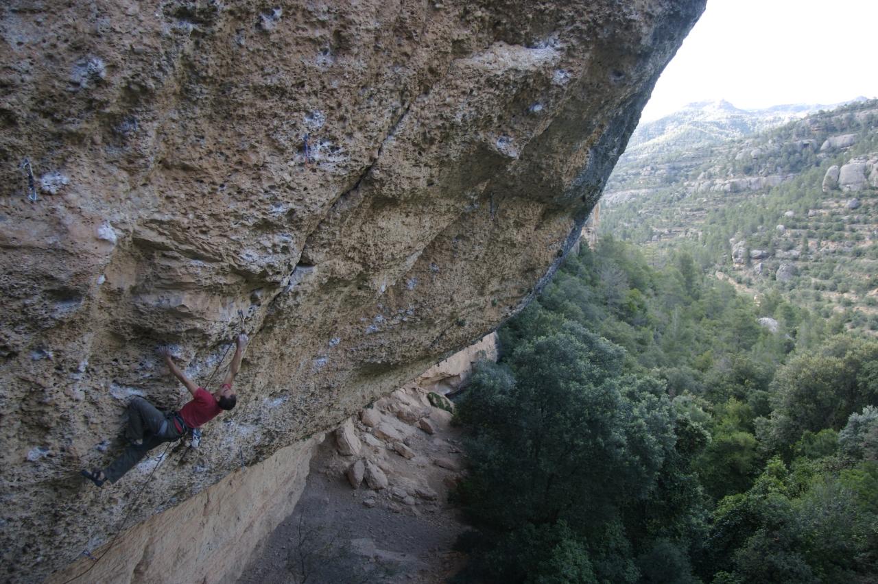 Escalador en un desplome de roca en Margalef