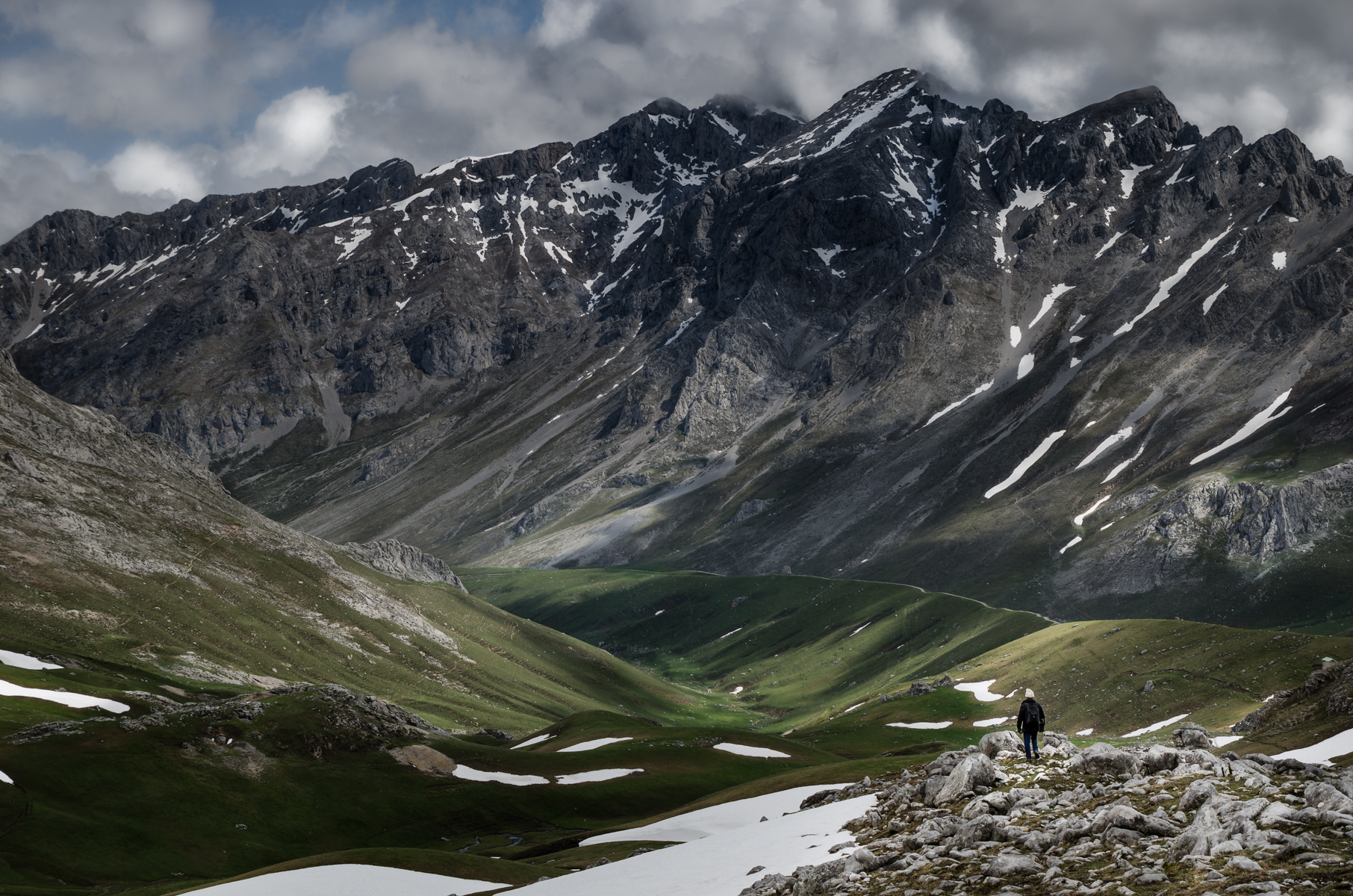 Senderista frente a las montañas de Picos de Europa